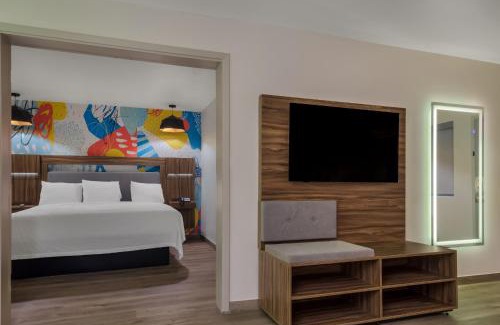Woodlake - Briar Meadow Hotel | Signature Inn Houston Galleria