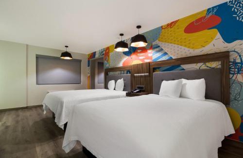 Woodlake - Briar Meadow Hotel | Signature Inn Houston Galleria