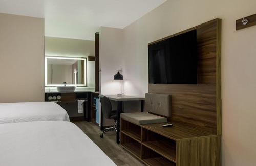 Woodlake - Briar Meadow Hotel | Signature Inn Houston Galleria