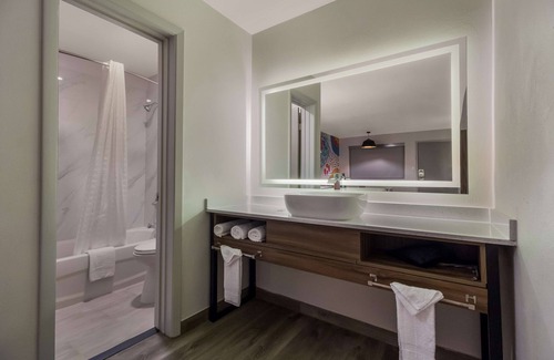 Woodlake - Briar Meadow Hotel | Signature Inn Houston Galleria