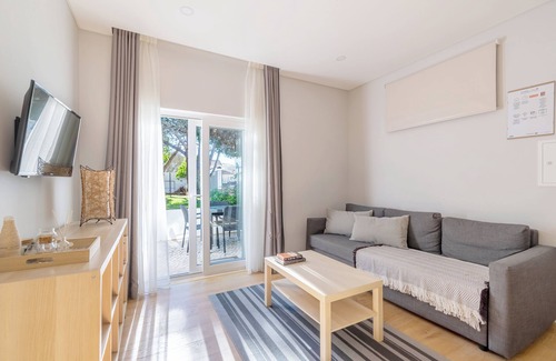 Consolacao Bed & Breakfast | Silver Seahorse Garden Retreat