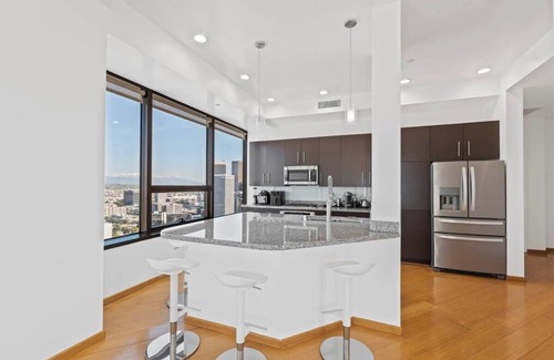 City West Apartment | SK Living | DTLA | 33rd Floor | Sky High | Views