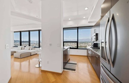 City West Apartment | SK Living | DTLA | 33rd Floor | Sky High | Views