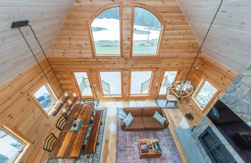 Vernon Ski Chalet | Ski House - ON THE SLOPE w/hot tub