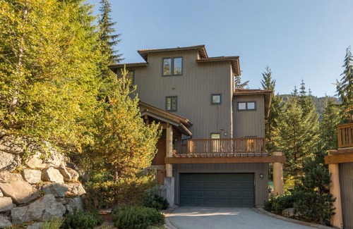 Nordic Estates House | Ski-in Ski-Out - Private Hot Tub - Views
