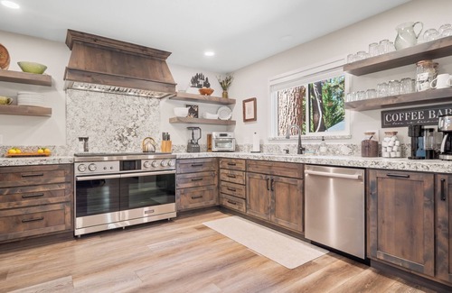 Skyland House | Skyland Luxury Getaway. Remodeled 4-Bedroom with Beach Access (ZC1016)