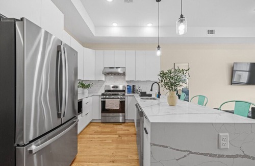 Communipaw Condo | Skyline Serenity: Luxe NYC Retreat