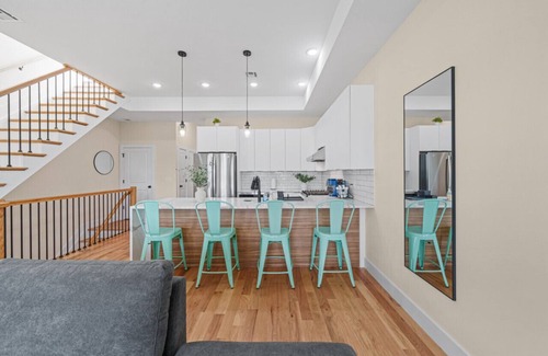 Communipaw Condo | Skyline Serenity: Luxe NYC Retreat