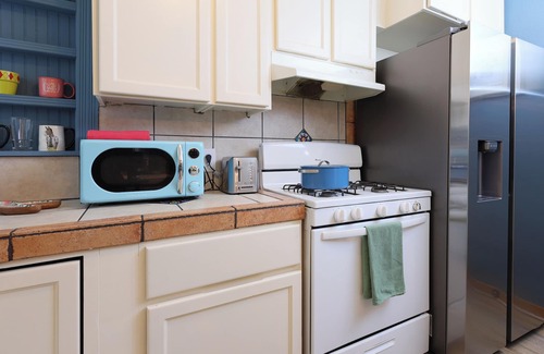 Santa Ana Apartment | Sleek Broadway 2B2B 10 mins. away to Disneyland