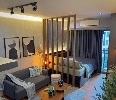 Downtown Apartment | Sleek Designer Studio at Knightsbridge Residences