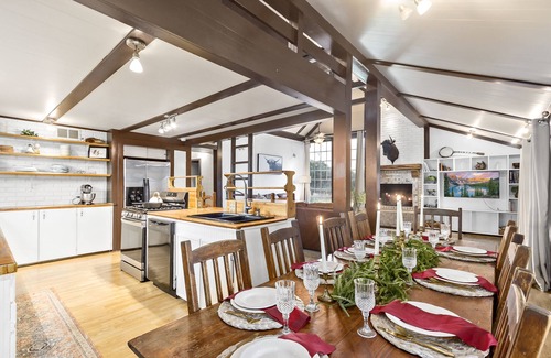 Bryan Cabin | Sleeps 10! Country Cabin w/Playground, Hammock & Chickens