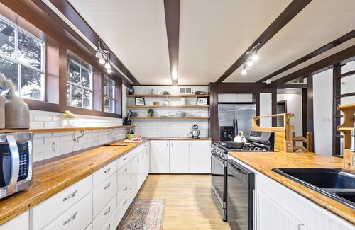 Bryan Cabin | Sleeps 10! Country Cabin w/Playground, Hammock & Chickens