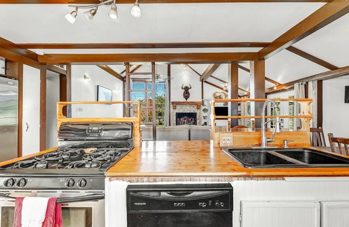 Bryan Cabin | Sleeps 10! Country Cabin w/Playground, Hammock & Chickens