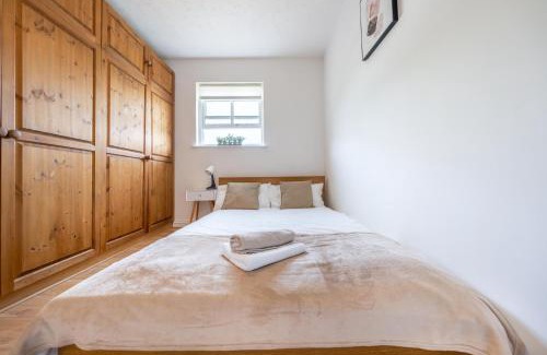 Bishop's Stortford Apartment | Sleeps 4 Relaxing Getaway close to Stansted Airport & Bishops Stortford Town Centre