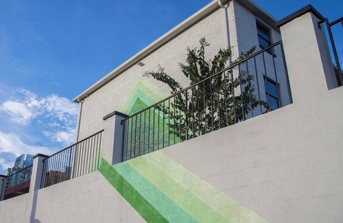 Rutledge Hill Cottage | Sleeps 48 25 Units 2 Blocks From Broadway Sobro Guest House by Avantstay