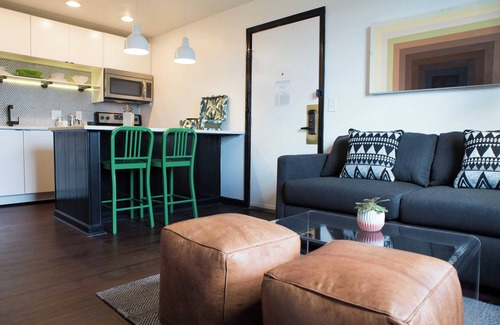 Rutledge Hill Cottage | Sleeps 8 4 Sobro Suites w/Kitchens & Art, Walk to Broadway by Avantstay