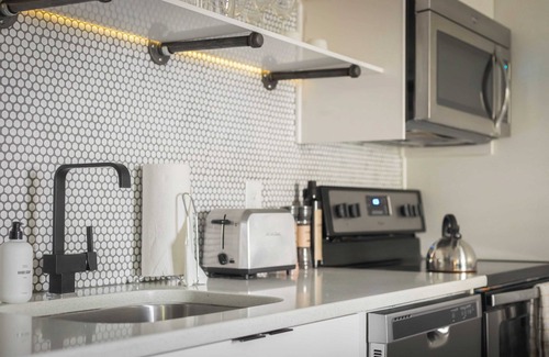 Rutledge Hill Cottage | Sleeps 8 4 Sobro Suites w/Kitchens & Art, Walk to Broadway by Avantstay