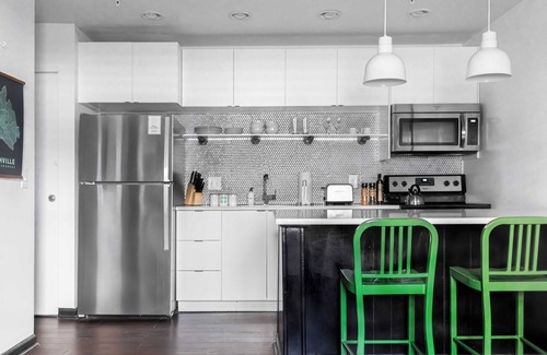 Rutledge Hill Cottage | Sleeps 8 4 Sobro Suites w/Kitchens & Art, Walk to Broadway by Avantstay