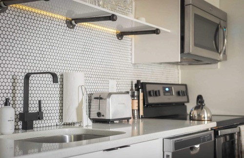 Rutledge Hill Cottage | Sleeps 8 4 Stylish Sobro Suites Near Music & Dining by Avantstay