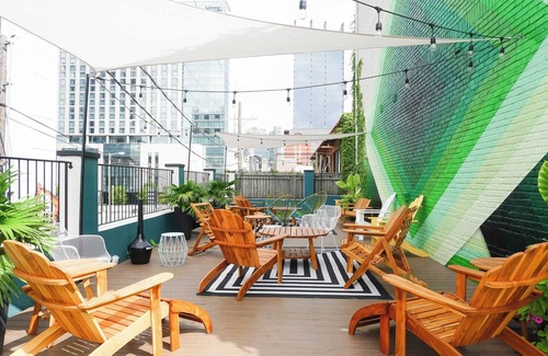 Rutledge Hill Cottage | Sleeps 8 Walkable Sobro Suites w/Local Art & Vibes by Avantstay