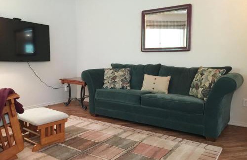 Glacier Ski Chalet | Snowline Cabin 13 - An Architectural Gem Pet Friendly and Free Wi-fi