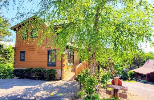 Pigeon Forge House | Soaring Eagle Family Cabin w Resort Pool Daily Free Tickets