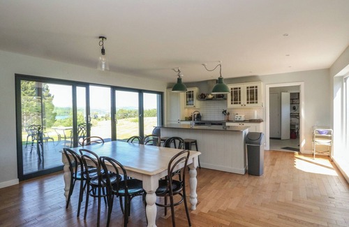 Lerags Cottage | SOBRACHAN, family friendly, with hot tub in Kilmartin