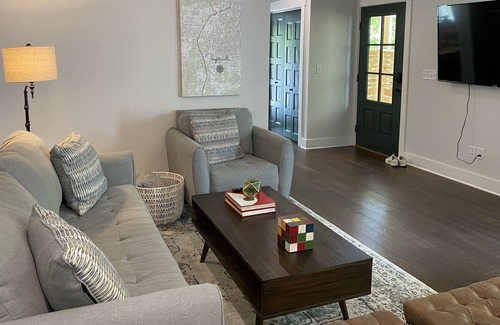 Fayetteville Cottage | SoFay Cottage on College - Walkable to U of A and Downtown Square.