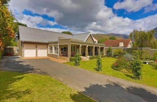 Lakeside House | Solar Entertainers dream on Constantia wineroute