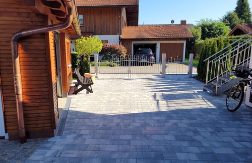 Grassau House | Sonnige Ferienwohnung Grassau mit Südterrasse und Garten, Zentral Gelegen
