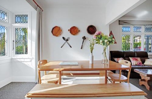 Mount Eden House | Soothe Serenity Mt Eden Villa with Parking