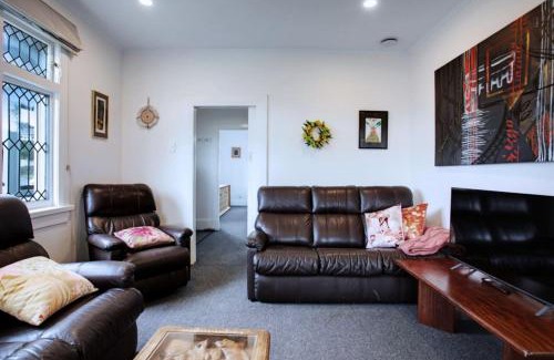 Mount Eden House | Soothe Serenity Mt Eden Villa with Parking