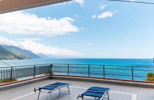 Villammare Apartment | Soothing Apartment in Villammare with Balcony