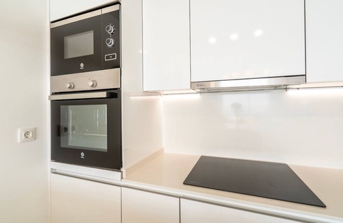 Puerto de la Duquesa Apartment | Sophisticated Two Bed Apartment in Pure South with Sea View