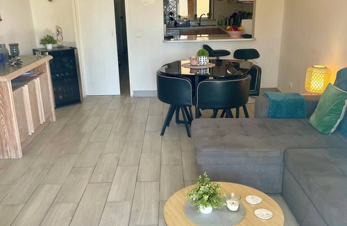 Alpouvar Apartment | South Facing ground floor Apt with gardens , Free Strong Fibre WI-Fi & Air Con