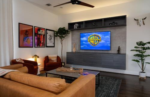 Riverside Terrace House | Space City - Prof Design, Game Room, King Bd