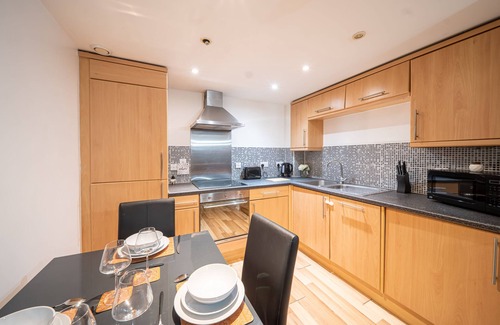 Huddersfield Apartment | Spacious 2 Bed Apt Close To Town Centre Sleep 6