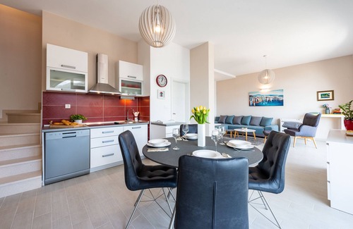 Zaton House | Spacious 2 bedroom holiday home with hot tub & Sea view