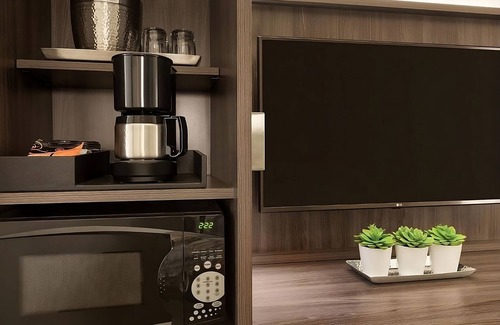 Florida Central Atlantic Coast Hotel | Spacious 2 Queen Suites in Orlando – Private Pool & Close to Disney