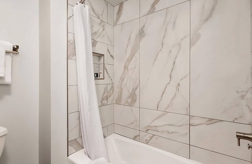 Florida Central Atlantic Coast Hotel | Spacious 2 Queen Suites in Orlando – Private Pool & Close to Disney