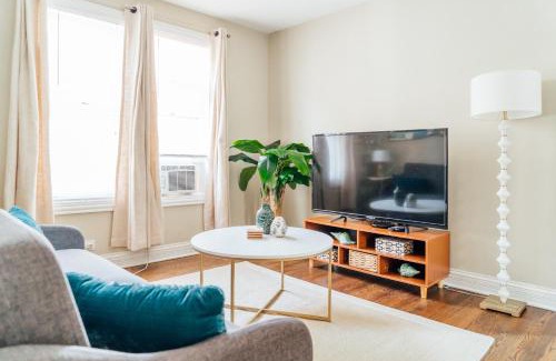 Chicago Apartment | Spacious 2BR Apartment near Airport - Central Charming