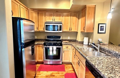 Hailey House | Spacious 3 BDR Pet Friendly, Hottub, Pool
