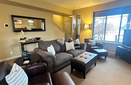 Hailey House | Spacious 3 BDR Pet Friendly, Hottub, Pool