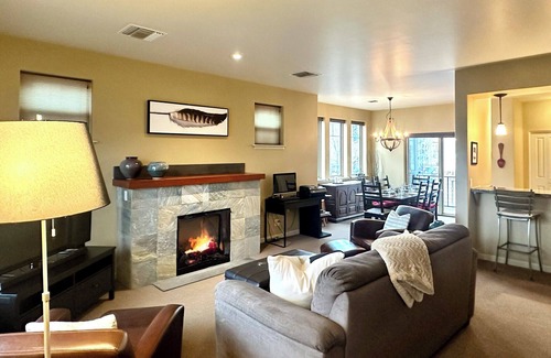 Hailey House | Spacious 3 BDR Pet Friendly, Hottub, Pool