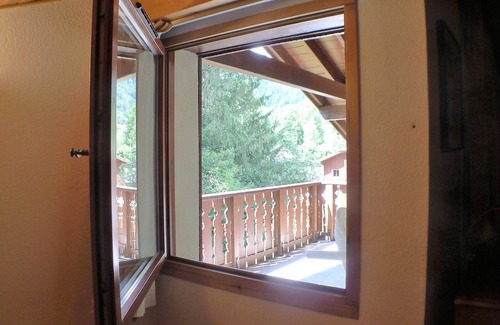 Samoens Apartment | Spacious 3-Bed Apt with Pools, Parking & Ski Storage - Sleeps 8 in Samoëns