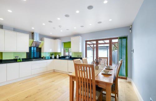 Enfield House | Spacious 3 bedroom, 3 bathroom house