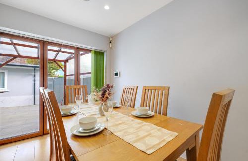 Enfield House | Spacious 3 bedroom, 3 bathroom house
