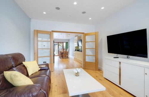 Enfield House | Spacious 3 bedroom, 3 bathroom house