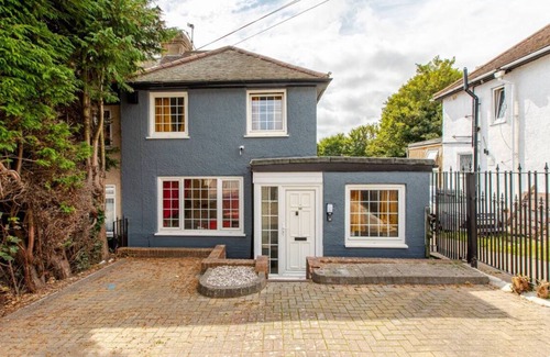 Wainscot House | Spacious 3-bedroom house. Sleeps 6-8 people with WiFi, Netflix etc