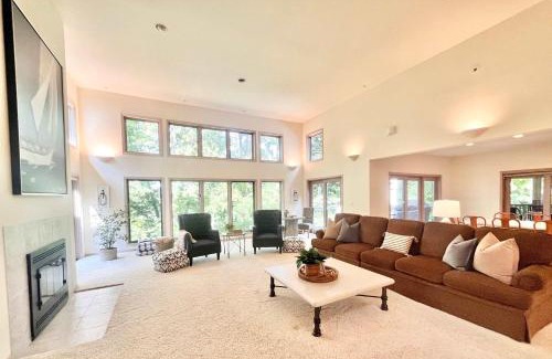 Fontana House | Spacious 4 BDR Home in Desirable Abbey Springs